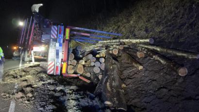 Bild: Polizei Sulzbach-Rosenberg
Ein Holztransporter kippt in der Nähe von Hahnbach um. Die Bergung ist aufwendig, der Fahrer bleibt unverletzt.
