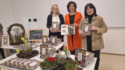 Bild: bbv
Sie sind stolz auf das Genusswerk: Stellv. Kreisbäuerin Manuela Pronath, Kreisbäuerin Sabine Schindler und stellv. Landrätin Birgit Höcherl (v. l.).