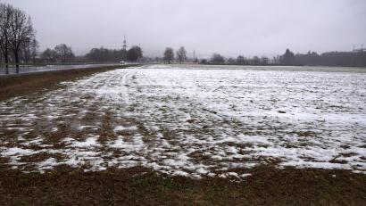 Bild: bkr
Links führt die Staatsstraße 2177 an dem für den Batteriespeicher vorgesehene Grundstück vorbei. 280 Meter erstreckt es sich noch Richtung Osten. Im Hintergrund liegt das Umspannwerk.