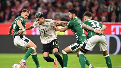 Bild: Harry Langer/dpa
Jagd auf die Bayern? Die Werder-Spieler Senne Lynen (l) und Yukinari Sugawara bedrängen den Münchner Profi Luis Diaz.