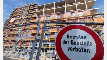 Bild: Carsten Hoefer/dpa
Für eine gewisse Zeit sollen Städte und Gemeinden zum Beispiel von Regeln für Bauprojekte abweichen dürfen. (Symbolbild)