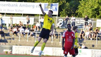 Bild: Hubert Ziegler
Hoch hinaus und noch viele Erfolge feiern will Mario Schmien (links) mit dem FC Amberg. Seit 18 Jahren kickt er am Schanzl.