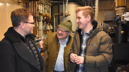 Bild: jut
Scheinen sich zu verstehen: Bundesumweltminister Carsten Schneider (links) beim entspannten Austausch mit Alfred (Mitte) und Josef Stier, die zusammen einen Fischzuchtbetrieb in Bärnau führen.