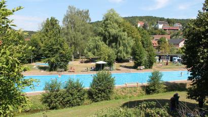 Bild: ds
Das Freibad in Etzelwang. Kommunen, die ein Bad haben, wissen, dass dort eigentlich immer Sanierungsbedarf herrscht, sagt Bürgermeister Roman Berr. Das wird auch in der nächsten Gemeinderatsperiode nicht anders sein.