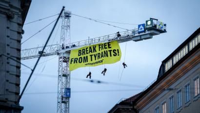 Bild: Kay Nietfeld/dpa
Aktivisten seilen sich von einem Kran in der Nähe der Münchner Sicherheitskonferenz ab.