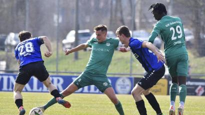 Archivbild: Hubert Ziegler
Christoph Sibler (Zweiter von rechts) wird der SpVgg SV zwei Wochen fehlen.