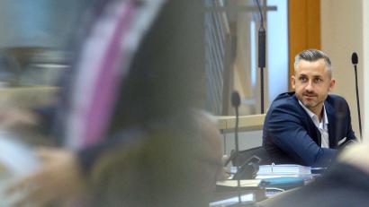 Bild: Klaus-Dietmar Gabbert/dpa
Der Spitzenkandidat der AfD für die Landtagswahl in Sachsen-Anhalt, Ulrich Siegmund, sagt, Angehörigen von Parteifreunden könne er vertrauen, das sei wichtig bei Mitarbeitern. (Archivbild)