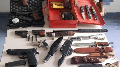 Foto: PI Regenstauf
In Regenstauf wurden zahlreiche Waffen in einer Werkstatt gefunden.