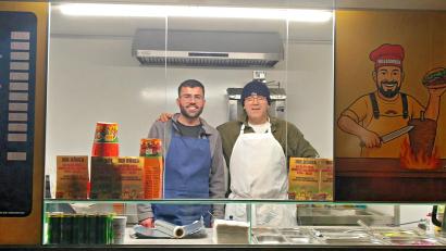 Bild: Valerie Preiß
Kamiran Khaleel(l.) und Muhammed Keskin(r.) verkaufen gemeinsam Döner und andere türkische Speisen in Neukirchen.