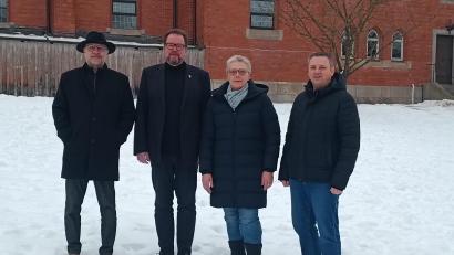 Bild: Anita Schraml/exb
Caritas-Vorstand Martin Kneidl ( von links), Stadtpfarrer Stefan Langer, Pflegedienstleiterin Oreane Fleischer und der Geschäftsführer der Sozialstation Marktredwitz Rainer Schmid sehen den Trägerwechsel der Sozialstation Marktredwitz zur Caritas Tirschenreuth-Wunsiedel positiv.