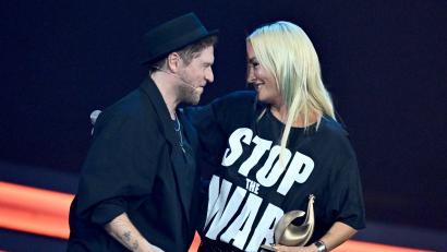 Bild: Hendrik Schmidt/dpa
Zwei Freunde im Liebes-Duett: Johannes Oerding und Sarah Connor. (Archivbild)