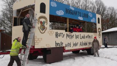 Bild: mh
Der große Faschingswagen der Luher Jugend stellt die Zaubererschule "Hogwarts Louh" dar.
