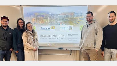 Bild: Landkreis Wunsiedel
Marcel Musch (Leiter BayernLab Wunsiedel), Christine Fischer, Nina Ziegler und Sebastian Thoma (PaSst-Team des Kreisjugendamtes) und Winfried Wießmeier (Jugendkontaktbeamter der Polizei Wunsiedel) setzen auf den Erfolg der Vortragsreihe (v. l.).