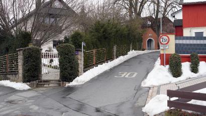 Bild: jma
Der Kapellenweg in Pressath soll nun nach Wasserrohrbrüchen zügig saniert werden.