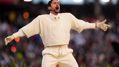 Bild: Brynn Anderson/AP/dpa
Bad Bunny bei seinem Auftritt in der Halbzeitpause des Super Bowl in Santa Clara bei San Francisco. (Archivbild)