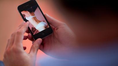 Symbolbild: Julian Stratenschulte/dpa
Ein Schwandorfer vereinbarte ein Treffen über eine Erotik-Plattform - und wurde abgezockt.