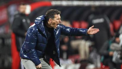 Bild: Daniel Löb/dpa
Christian Eichner bekommt bei der Klatsche in Nürnberg einen dicken Hals.