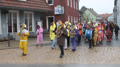 Bild: pi
Das Narrenvolk macht sich auf den Weg zum Rathaus.