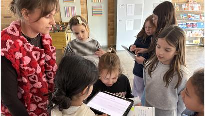 Bild: ge
In den Fluren der Jahnschule sind die Reporterteams unterwegs, um die Stimmen ihrer Interviewpartner einzufangen und auf dem Tablet festzuhalten.