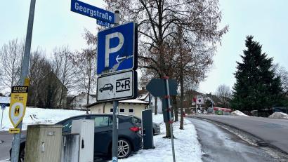 Bild: Gabi Schönberger
Wenn der Winter dem Frühling weicht, rollen die Bagger in der Georgstraße in Neustadt/WN an. Die Stadt entwickelt aktuell Konzepte, wie die Verkehrsströme während der Bauphase zu den Schulen gelenkt werden sollen.