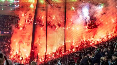 Bild: David Inderlied/dpa
8. November 2025: Die Kölner Fans zünden im Gästeblock in Mönchengladbach zahlreich Pyrotechnik (Archivbild).