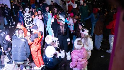 Bild: Noah Wegmüller-Kocher
Auf dem Marktplatz feierten die Gäste den Weiberfasching in Moosbach.