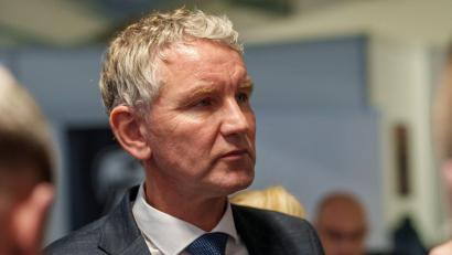 Bild: Andreas Arnold/dpa
Björn Höcke wird in Bayern erwartet - und es gibt Streit darum, ob er Reden darf.