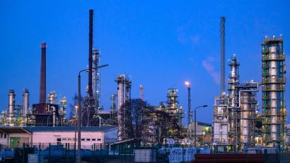 Bild: Patrick Pleul/dpa
Die PCK-Raffinerie in Schwedt/Oder befürchtet negative Folgen für die Versorgung mit Sprit und Heizöl, falls US-Sanktionen in Kraft treten. (Archivbild)