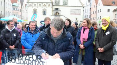 Bild: Kunz
Oberbürgermeisterkandidaten und führende Parteimitglieder unterzeichnen die Weidener Demokratieerklärung.