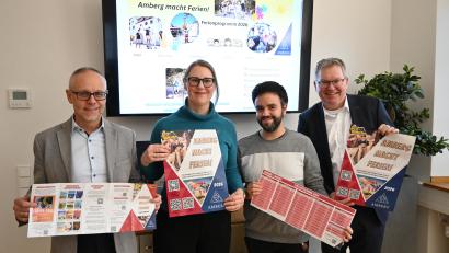 Bild: Simon Hauck, Stadt Amberg
Vorstellung des Ferienprogramms 2026 mit Oberbürgermeister Michael Cerny im Rathaus.