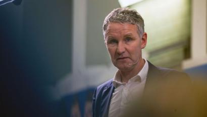 Bild: Pia Bayer/dpa
Björn Höcke (AfD) spricht im Landkreis Bayreuth.