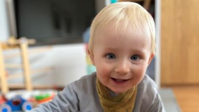 Bild: Christian Jobst 
Trotz Krankheit lebensfroh. Die Familie des einjährigen Jonas hofft auf eine Stammzellenspende.