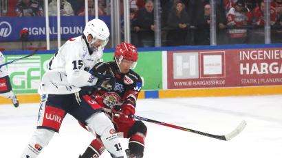 Bild: Christine Vinçon
Hart umkämpfte Partie: Fabian Voit (links) und die Blue Devils Weiden verlieren beim EV Landshut mit 0:1. Auf die Leistung kann das Team von Coach Jürgen Rumrich dennoch aufbauen.