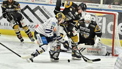 Bild: Hubert Ziegler
Bitteres Ende für den ERSC Amberg. In der Schlussphase gegen Geretsried muss David Kubik im Tor noch zwei Mal hinter sich greifen.