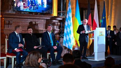 Bild: Sven Hoppe/dpa
Stellvertretend für den Mut und die Kraft der Ukrainer im Krieg gegen Russland nahm Präsident Wolodymyr Selenskyj den Ewald-von-Kleist-Preis entgegen.