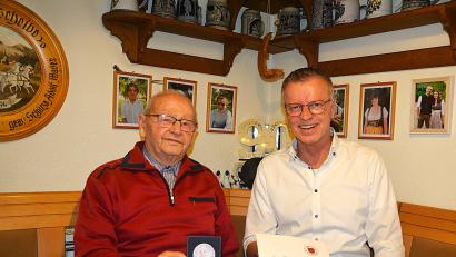 Bild: fdl
Bürgermeister Hermann Falk gratulierte Adolf Mader (links) zum 90. Geburtstag, im Namen der Stadt Hirschau.