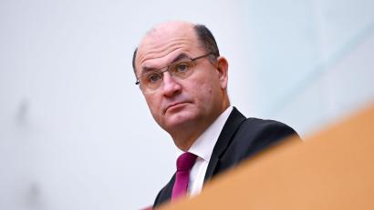 Bild: Sven Hoppe/dpa
Bayerns Finanzminister Füracker kommentiert den Tarifabschluss der Länder. (Archivbild)