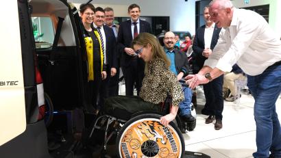 Bild: Hirsch
Taxifahrer Thomas Merl (rechts) zeigte mit Rollstuhlfahrerin Bianca Härtl, wie der Transport in einem Spezialfahrzeug abläuft.