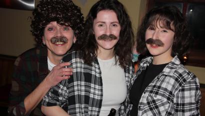 Bild: Konrad Rosner
Drei weibliche Wolfgang Petry-Fans in seinem Outfit (von links): Heike Maier, Sophie Hecht und Patricia Schiedeck.