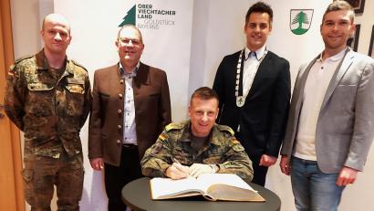 Bild: lg
Eintrag ins Goldene Buch der Stadt von Brigadegeneral Christoph Huber, dahinter (von links) Oberstleutnant Rayk Engel, 2. Bürgermeister Egbert Völkl, 1. Bürgermeister Rudolf Teplitzky und Stadtrat Philipp Troppmann.