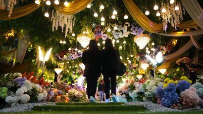 Bild: Aaron Favila/AP/dpa
Ein Paar betritt einen Veranstaltungsort während einer LGBTQIA+-Verlobungszeremonie am Valentinstag.