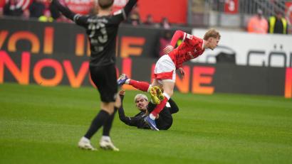 Bild: Thomas Frey/dpa
Kampfspiel: Kaiserslauterns Mika Haas im Duell mit dem Fürther Aaron Keller.