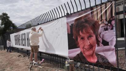 Bild: Ty ONeil/AP/dpa
Mit Plakaten versuchen Anwohner die Suche nach der verschwundenen Seniorin Nancy Guthrie in Tuscon, Arizona, zu unterstützen.