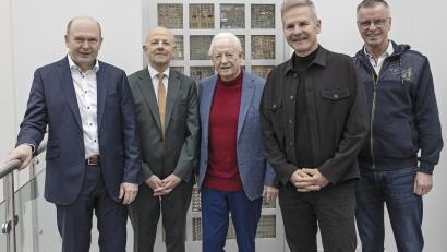 Bild: Michael C. Geiss
Die Conrad-Sportförderung hat einen neuen Vorstand gewählt (von links): Hermann Schlosser, Günter Simmerl, Klaus Conrad, Werner Conrad und Bürgermeister Hermann Falk.