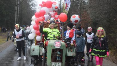 Bild: fz
Ikone und Irchenriether Original. Bauer Fritz sagt, da bin ich dabei. Mit seinem Dieselross zieht der den Wagen der DJK.