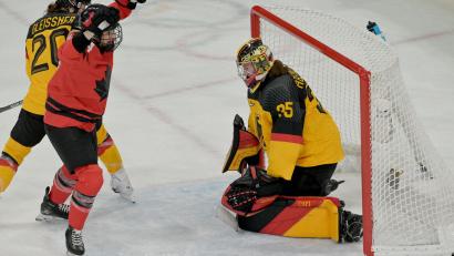 Bild: Peter Kneffel/dpa
Torhüterin Sandra Abstreiter patzte zweimal