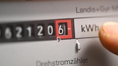 Bild: Bernd Weißbrod/dpa
Viele Strom-Grundversorger haben schon die Preise gesenkt, weitere folgen. Der Grund: Gesunkene Netzgebühren und niedrigere Einkaufspreise. (Symbolbild)