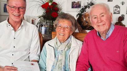 Bild: fdl
Bürgermeister Hermann Falk gratuliert Lina und Hans Ries zur Eisernen Hochzeit.