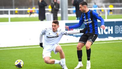 Bild: Gerhard Büttner
Moritz Zeitler (rechts) im Spiel gegen Viktoria Pilsen B. Die Weidener verloren mit 0:1.