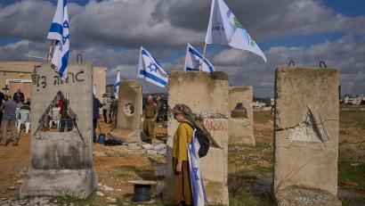 Bild: Ohad Zwigenberg/AP/dpa
Israelische Siedler bei der Einweihung einer neuen Siedlung im Westjordanland. (Archivbild)